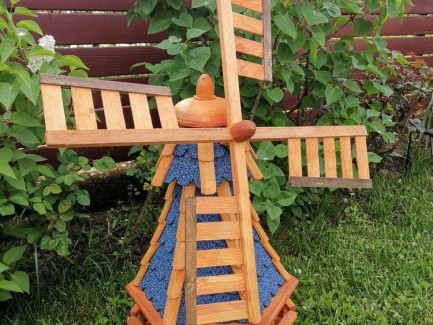 Moara de vant rotativ din lemn decor gradina